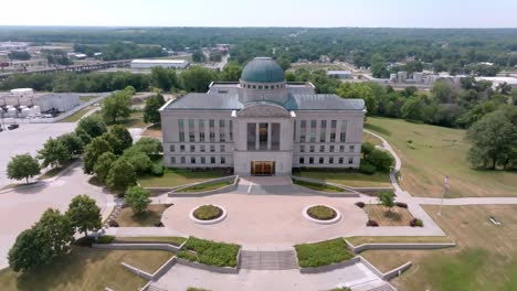 Gebäude-Des-Obersten-Gerichtshofs-Von-Iowa-In-Des-Moines,-Iowa-Mit-Drohnenvideo-Beim-Zurückziehen