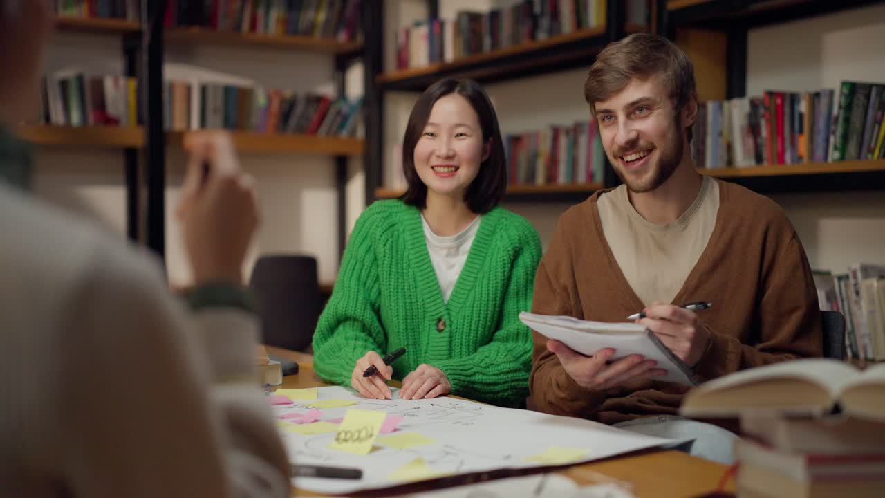 estudiantes que colaboran en una biblioteca