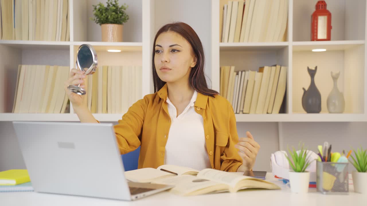 오만하고 오만한 여자 학생.