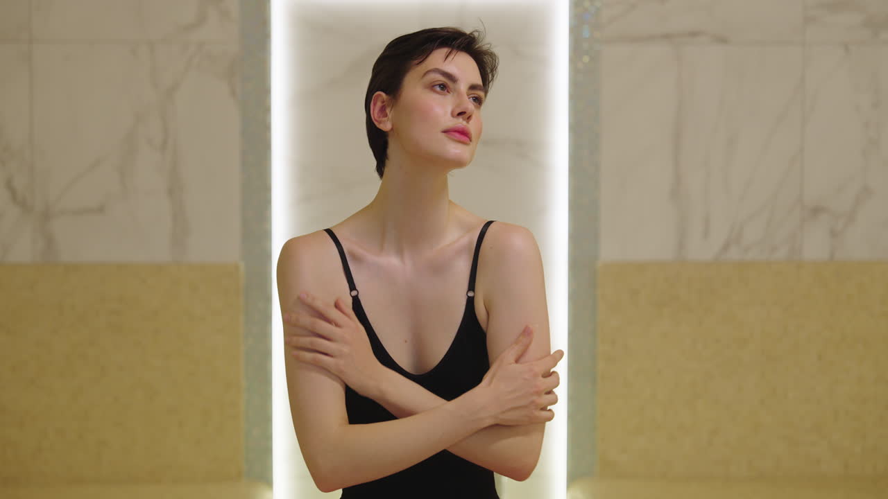 mujer relajándose en un spa