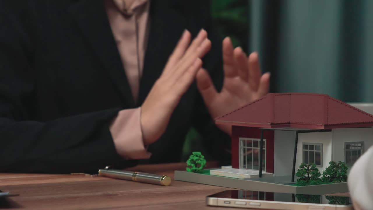 집 대출에 대한 계약 서류에 대한 고객의 열광적인 검토를 자세히 살펴보세요.