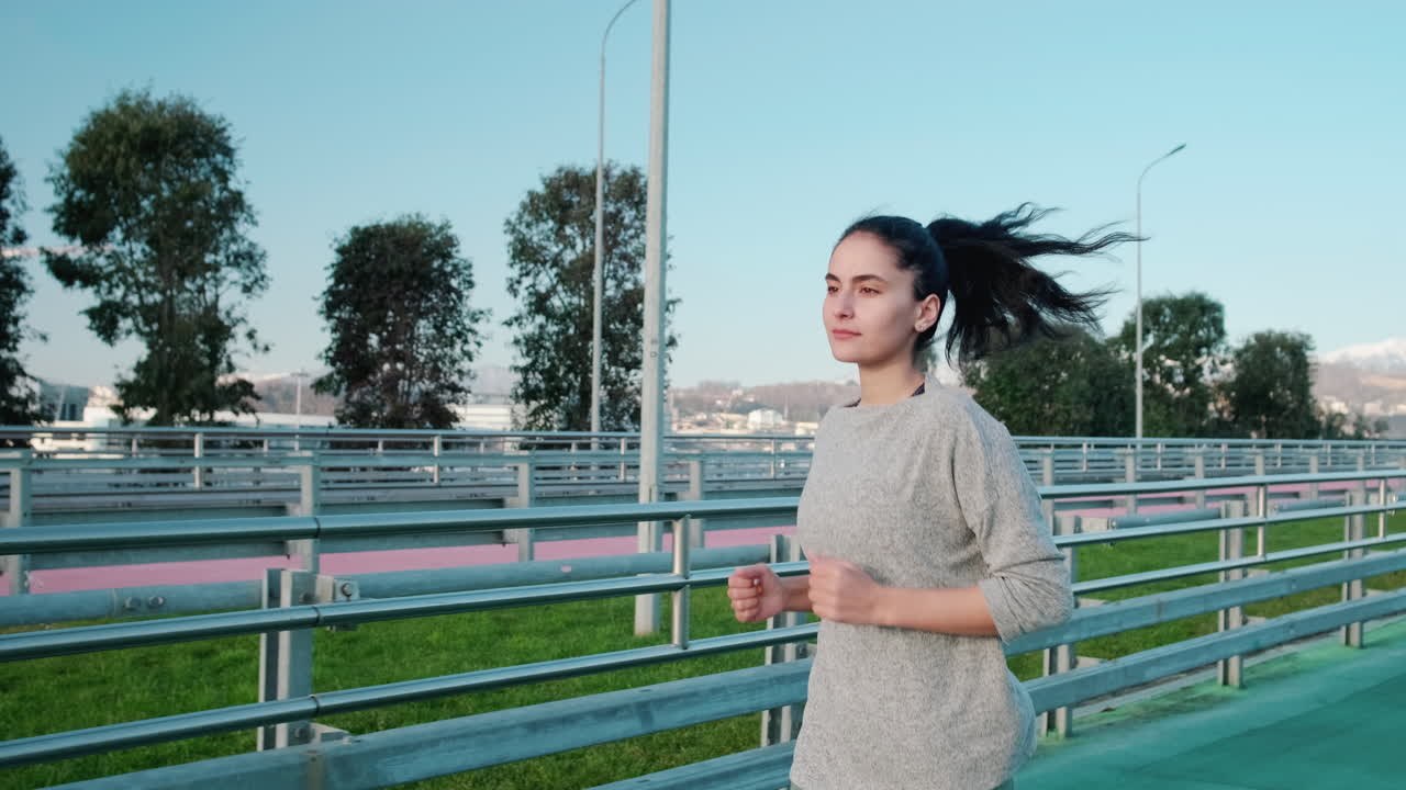Donna che corre all'aperto
