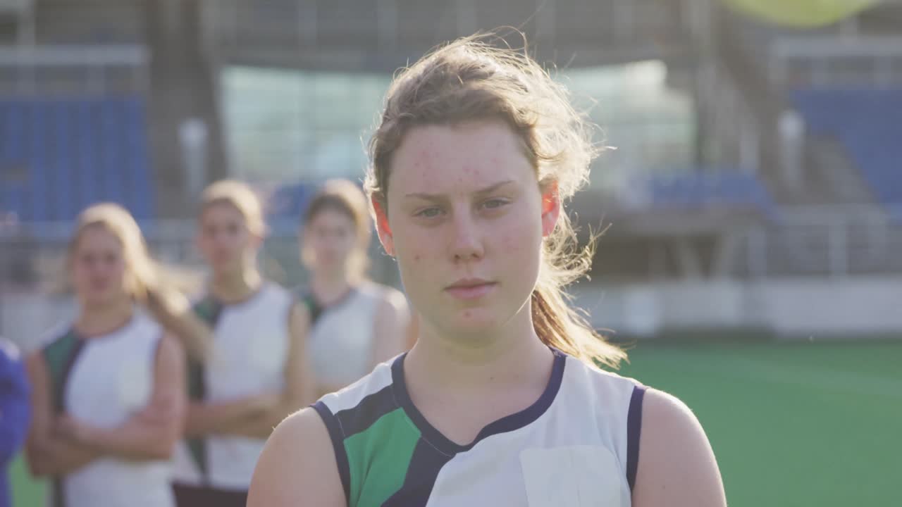 여자 하키 선수 들 이 미소 짓고 카메라 를 쳐다보고 있다