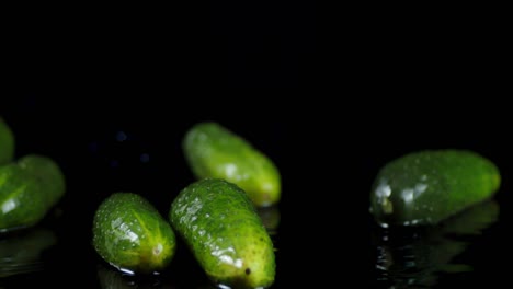 los pepinos caen al agua con una salpicadura.