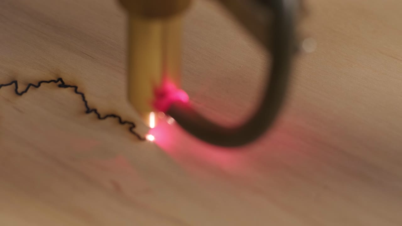 la máquina de corte por láser cnc corta tablas de madera y contrachapado