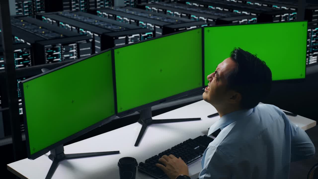 impiegato stanco con mal di schiena nella sala server