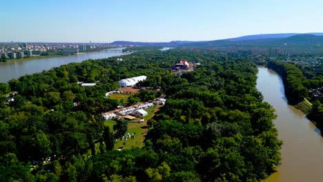 Festival-Sziget-En-La-Isla-De-Óbuda,-Budapest,-Hungría---Toma-Aérea