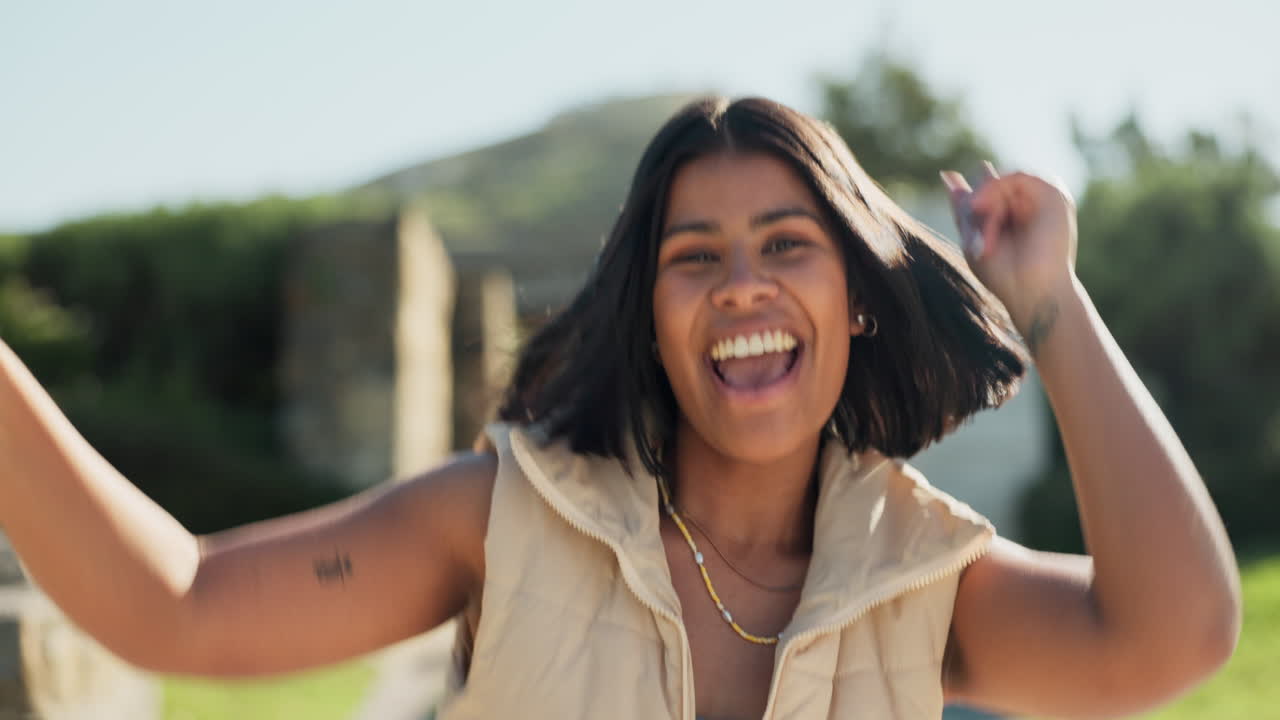 cara, bailando al aire libre o mujer feliz con hip hop