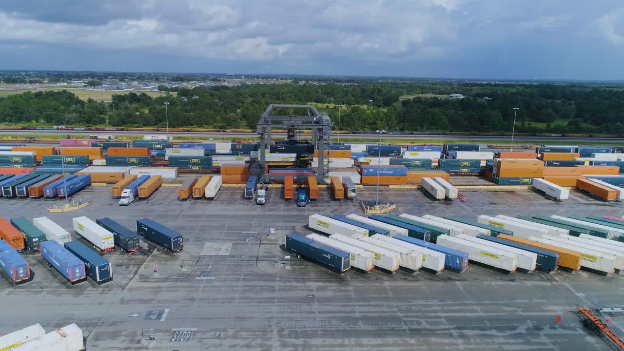 video de drones de 4k de trenes y camiones en el patio de trenes intermodales csx en winter haven, florida