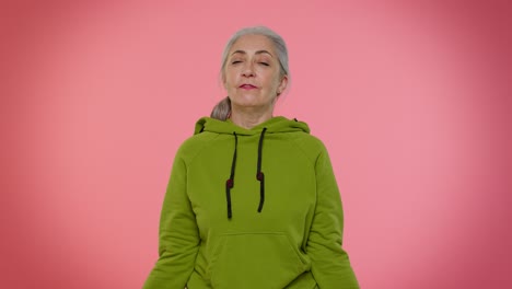 anciana abuela deportiva mujer haciendo ejercicio, levantando pesas rosas, practicando pilates, atención médica