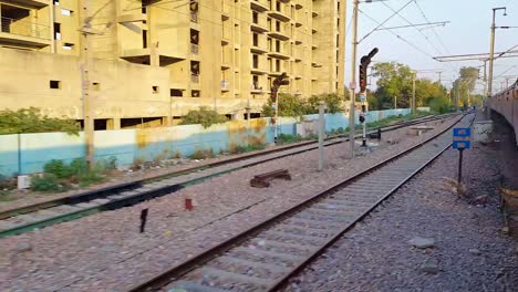 el tren de pasajeros que corre por las vías por la mañana se toma en la estación de tren de nueva delhi el 04 de agosto de 2022