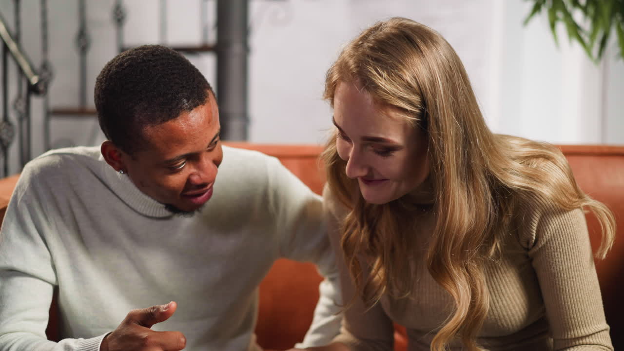 la dama comparte recuerdos con su novio mirando fotos