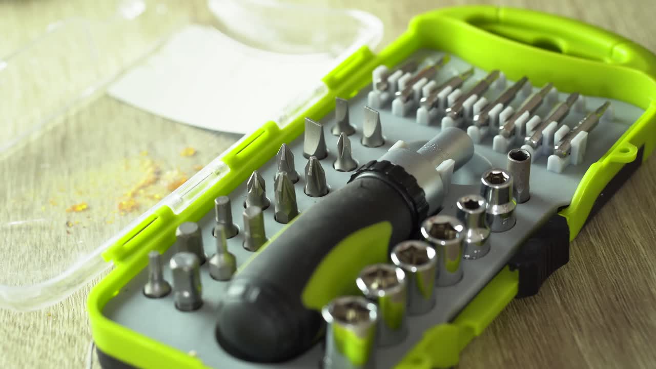 소켓에 드라이버를 넣는 남성 손