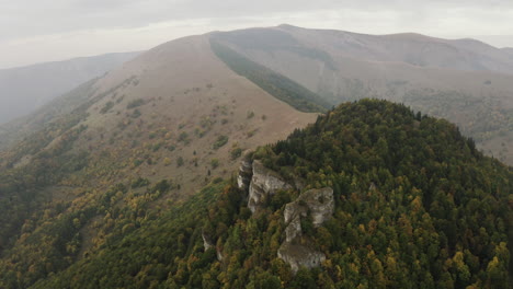 toma aérea de formación rocosa en el pico del bosque de otoño, eslovaquia