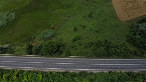 Drone-Volando-Sobre-Una-Pequeña-Carretera-Con-Poco-Tráfico