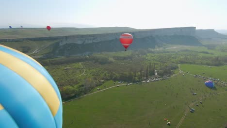 festival de globos de aire caliente sobre el valle escénico