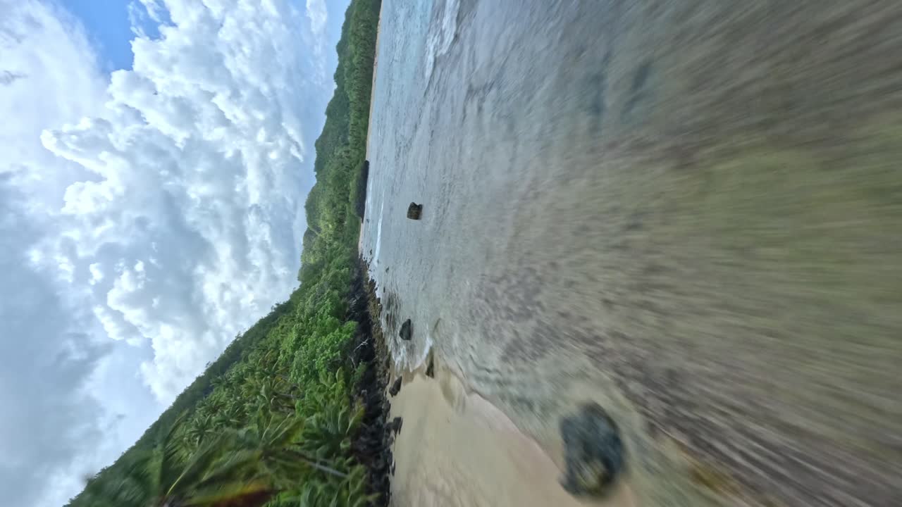 vuelo de avión no tripulado de carreras cinematográficas en la costa tropical de la república dominicana