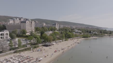 Drohnenaufnahme-Eines-Hotels-Neben-Dem-Strand