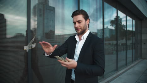 Hombre-De-Negocios-Tirando-Dinero-En-Efectivo-En-La-Calle.-Gerente-Celebrando-La-Victoria-Con-Dinero-En-Efectivo