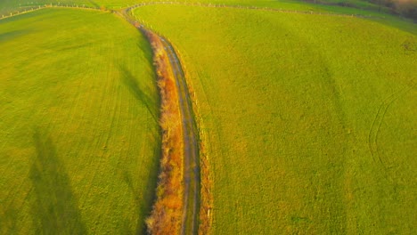 Drohnenflug-über-Einen-Wanderweg,-Der-Durch-Grüne-Felder-Führt