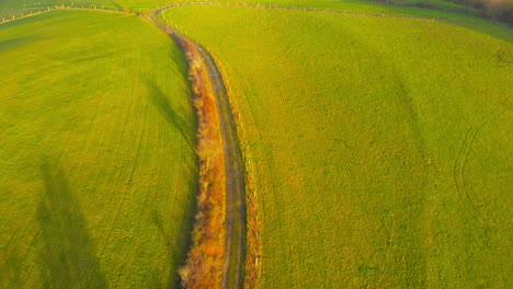 vuelo de avión no tripulado sobre un sendero de senderismo que atraviesa campos verdes