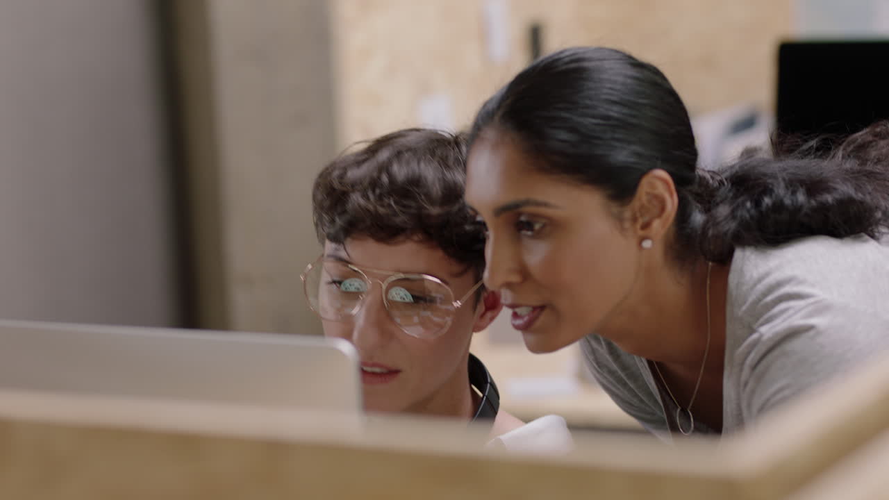 mujeres de negocios creativas ingenieras diseñan cúpula geodésica modelo 3d líder de equipo indio mujer entrenando colega en la oficina moderna de inicio diseñadores exitosos compartiendo proyecto de desarrollo