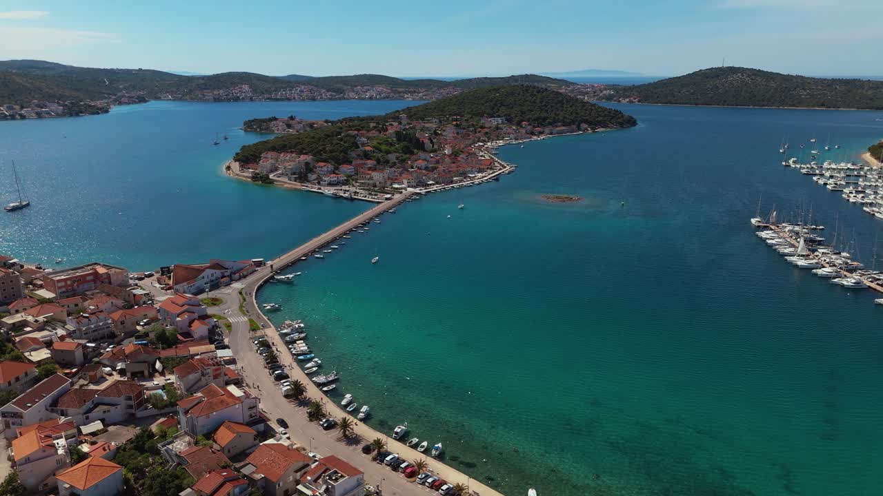 Adriyatik Denizi kıyısında tekneler, liman ve geleneksel binalarla Rogoznica'nın sahil çekiciliği. Havadan Hırvatistan