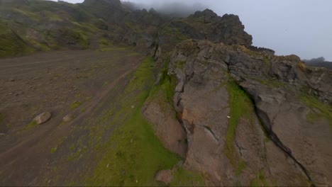 Proximidad-De-Drones-Fpv-Volando-Arriba-Y-Abajo-De-Una-Montaña-En-Islandia