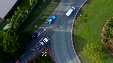 vista aérea de los coches que entran en la rotonda en mcdowall, queensland, australia