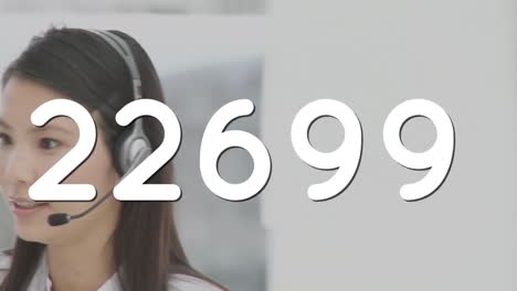 cambiando números contra una mujer asiática ejecutiva de atención al cliente hablando por teléfono con auriculares en la oficina