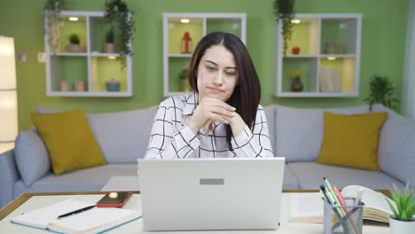 una joven mujer de negocios infeliz mirando a la cámara y expresando su malestar.