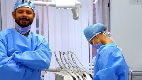 dentistas que trabajan en una clínica dental