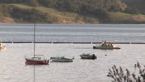 Barco-Saliendo-Del-Puerto-En-El-Lago-Casitas-Zona-Recreativa-En-Oak-View-California