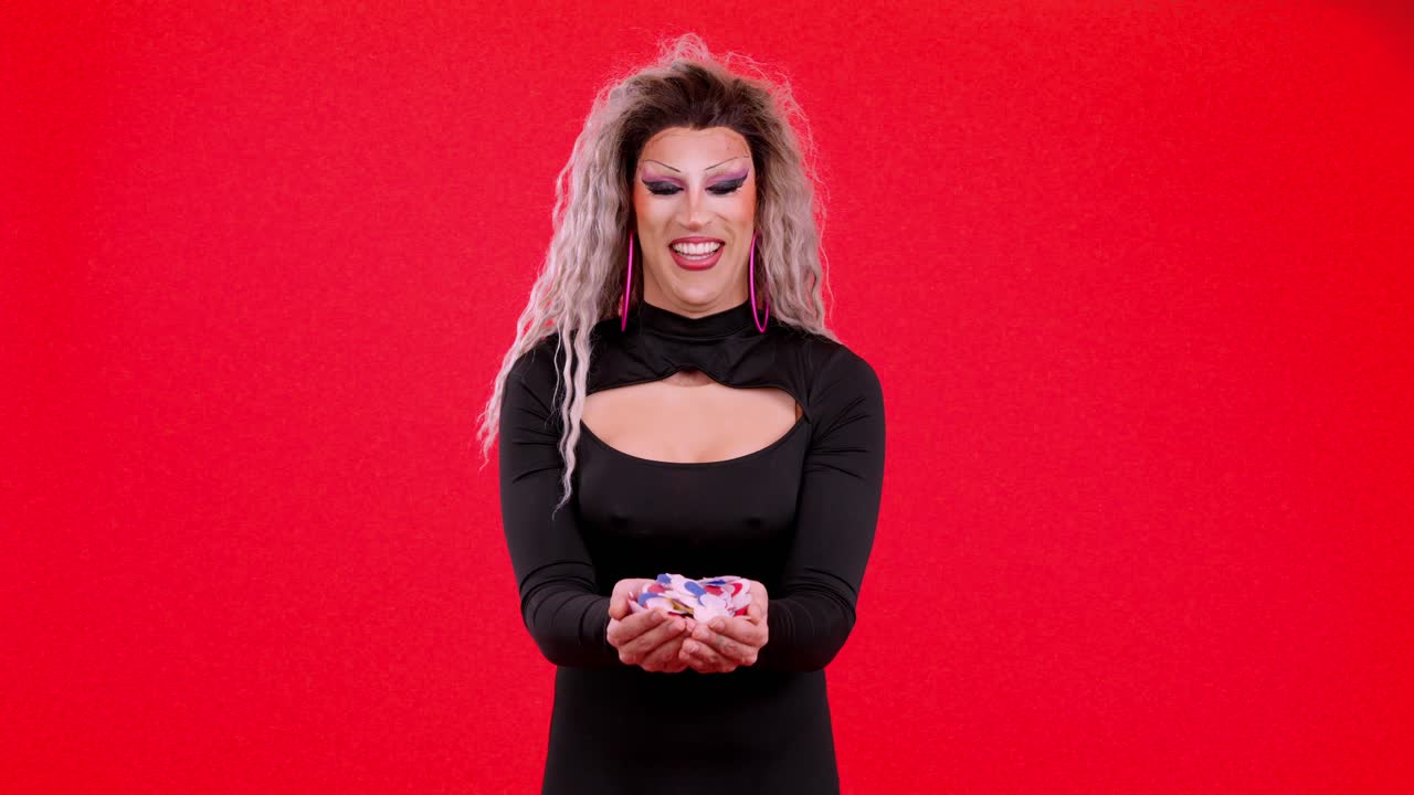 Drag Queen fejrer med konfetti på en rød baggrund