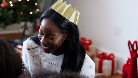 Mehrgenerationenfamilien-Mit-Papierhüten-Feiern-Gemeinsam-Weihnachten-Zu-Hause