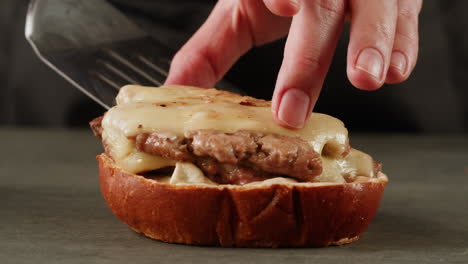 making a delicious cheeseburger