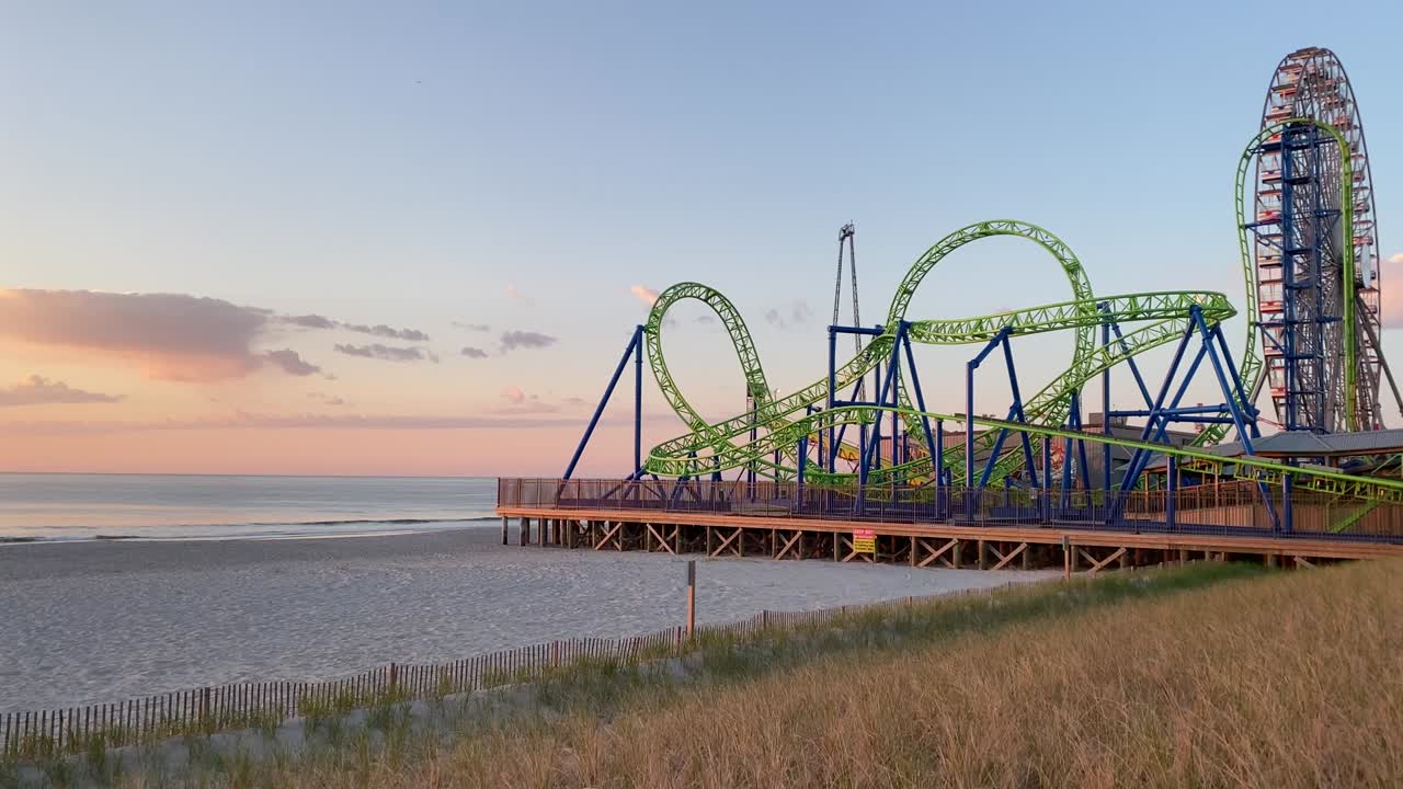 летний фестиваль на набережной, пляж, карнавал, аттракционы и развлечения