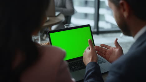 Un-Equipo-Independiente-Realiza-Una-Videollamada-Con-Una-Computadora-Portátil-En-Pantalla-Verde-En-Un-Lugar-De-Trabajo-Remoto-En-Una-Cafetería