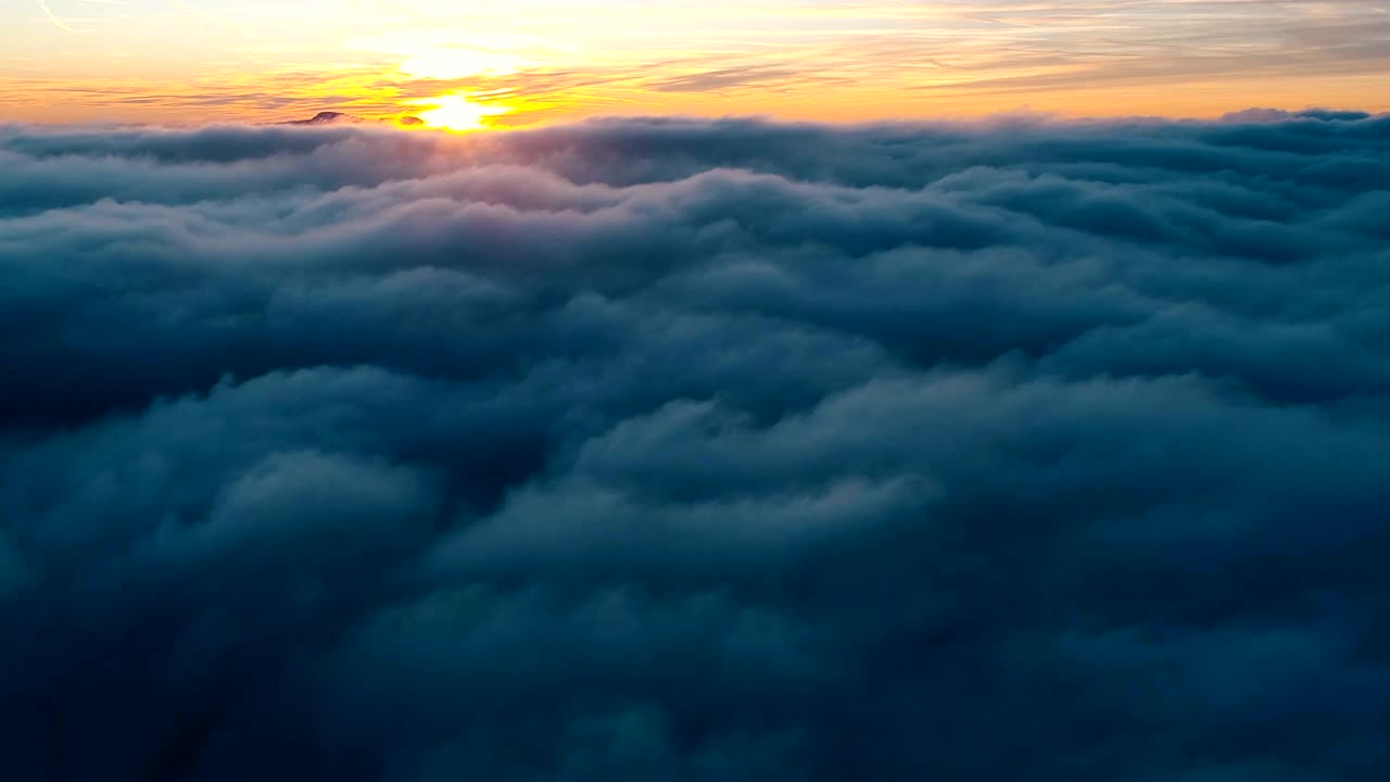 Timelapse con drone di nuvole in movimento ripreso dall'alto