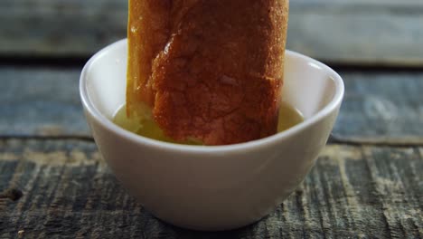 pan sumergido en aceite de oliva