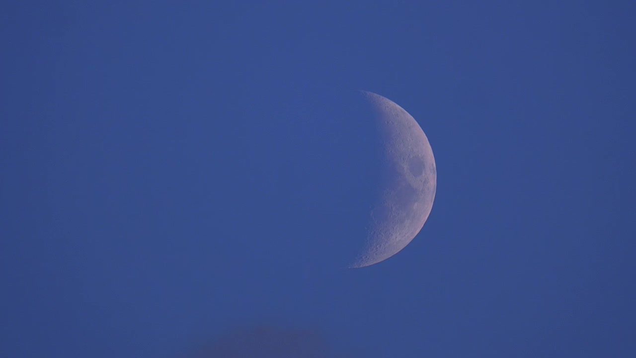 Lua Emergindo de Trás da Nuvem em Fundo de Céu Azul. Satélite Celestial Orbitando a Terra