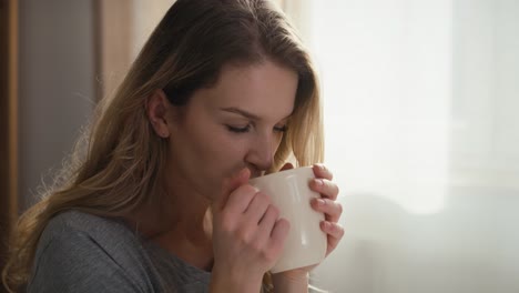 Kaukasische-Frau-Trinkt-Morgens-Heißen-Kaffee-Im-Innenbereich.