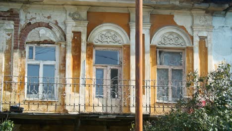 fachada de edificio europeo antiguo con elementos decorativos y balcón