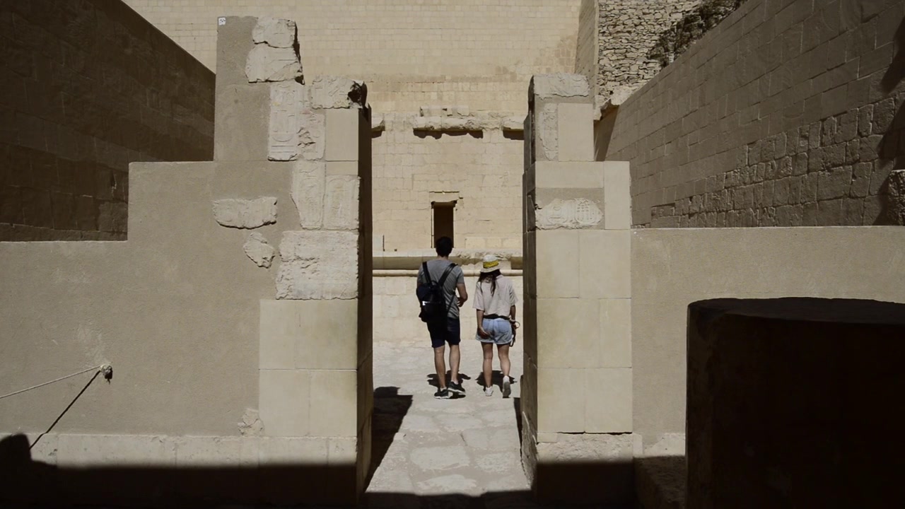 Viaggiatori all'interno del Tempio della Regina Hatshepsut nella Valle dei Re, Egitto. Esperienza egiziana.