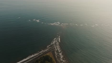 Ruhige-Wellen-Am-Whale-Tail-Beach,-Uvita-In-Costa-Rica-Während-Eines-Nebligen-Morgens-In-Mittelamerika