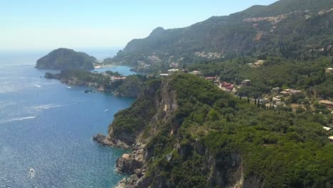 Paso-Elevado-De-Drones-Hermoso-Y-Accidentado-Destino-De-Vacaciones-En-La-Costa-De-La-Isla-De-Corfú