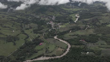 alta inclinación aérea sigue el río huancabamba que fluye en el rico valle del perú