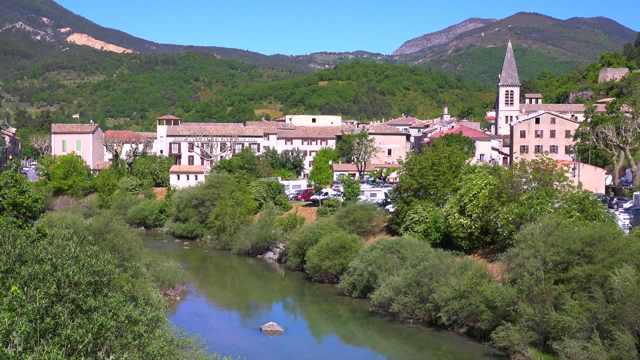 una bonita ciudad medieval en provence francia