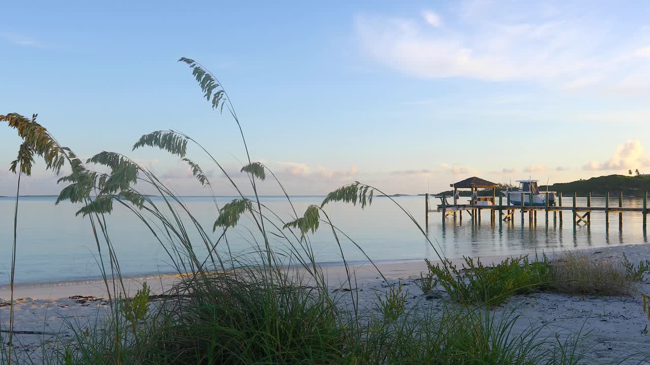 바하마의  ⁇ 수마에 있는 후퍼스 베이의 일몰의 정적 해변 비디오