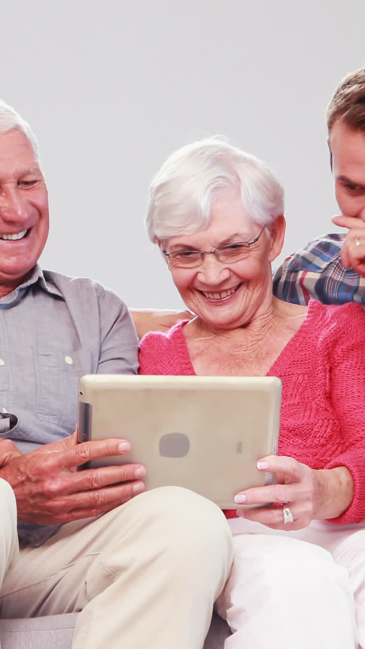 familia de varias generaciones que utiliza tabletas